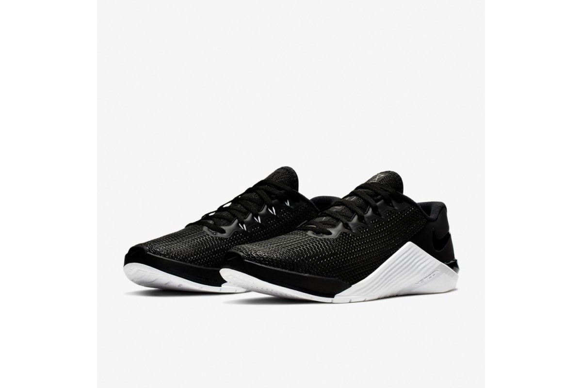 Black and white nike workout shoes clearance