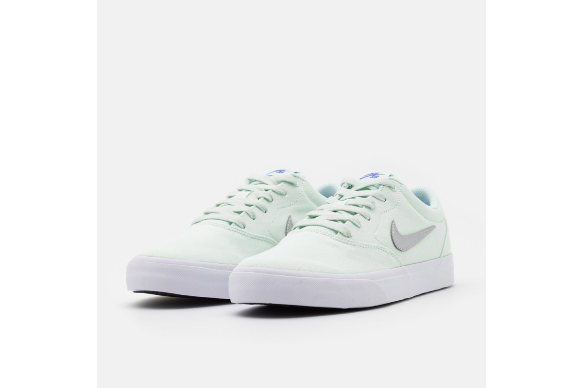 Nike SB Charge Canvas Barely Green / Platinum Nike SB Charge Canvas pairs a low-top silhouette with flexible canvas for premium performance. A dual-density insole supports feet while you skate