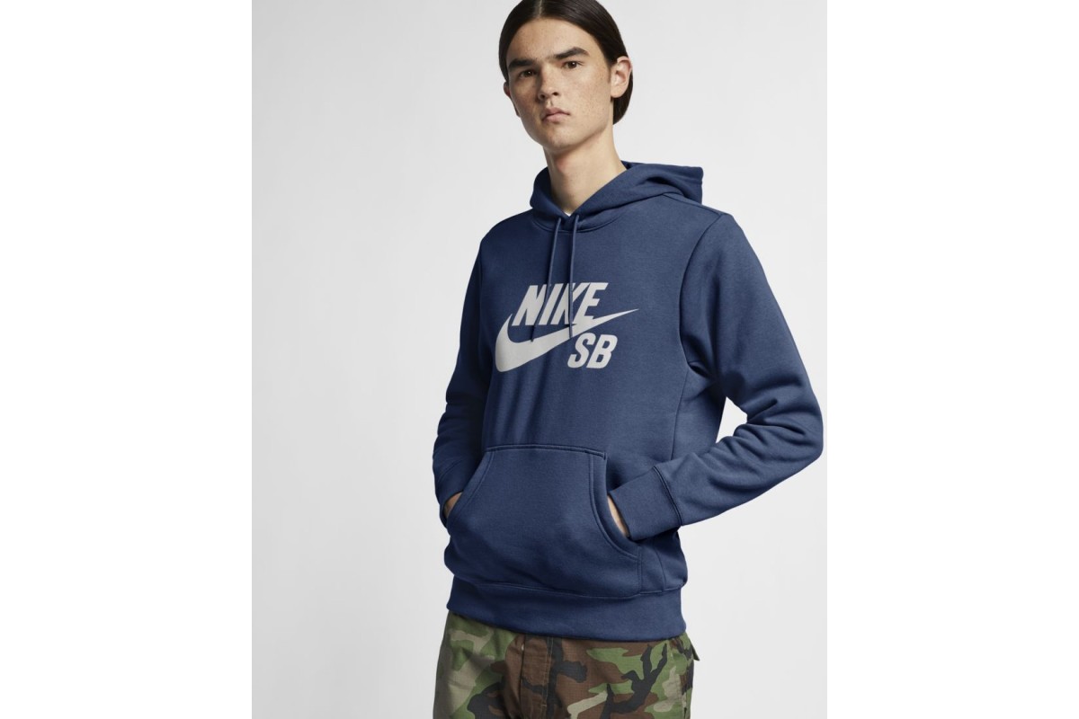 The Nike SB Hoodie lets you rep your favourite brand cosy comfort, thanks to a bold Nike SB logo. The classic pullover hoodie is crafted from soft fleece so you