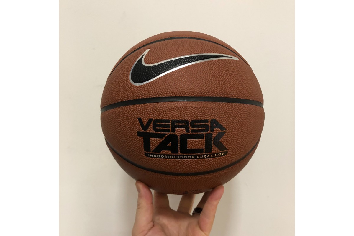 Stick to your training with the Nike Versa 8P Basketball. A sticky surface helps you keep your grip, while deep channels and soft material allow you handle at